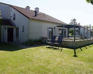 Vakantiehuis D 696 in De Cocksdorp, Texel, met ruim terras en groene tuin, ideaal voor ontspanning op de Waddeneilanden.