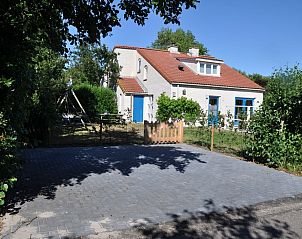 Vakantiehuis D 601 in De Cocksdorp, Texel, biedt een charmante buitenruimte met terras, omgeven door natuur en rust op de Waddeneilanden.