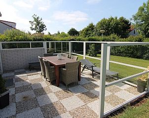 Geniet van de zon op het terras van Vakantiehuis D 601 in De Cocksdorp, Texel. Ontspannen buitenruimte op de Waddeneilanden.