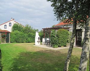 Geniet van de groene tuin en terras van Vakantiehuis D 521 in De Cocksdorp, Texel, ideaal voor een ontspannen verblijf op de Waddeneilanden.