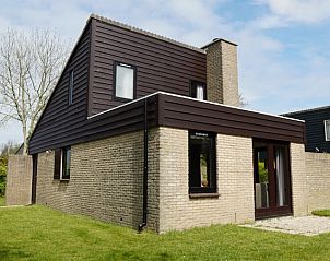 Vakantiehuis B 031 in De Cocksdorp, Texel biedt een charmante buitenkant met groene omgeving, ideaal voor een ontspannen verblijf op de Waddeneilanden.