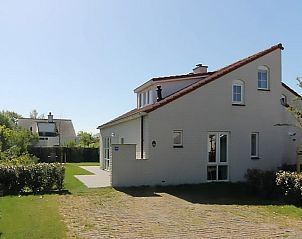 Vakantiehuis D 706 in De Cocksdorp, Texel biedt een zonnige buitenruimte met een charmante tuin en moderne architectuur.