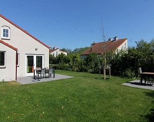 Geniet van de groene tuin en het terras van Vakantiehuis D 706 in De Cocksdorp, Texel, een ideale plek voor ontspanning op de Waddeneilanden.