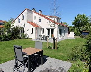 Vakantiehuis D 706 in De Cocksdorp, Texel biedt een zonnig terras met tuinzicht, ideaal voor een ontspannen verblijf op de Waddeneilanden.