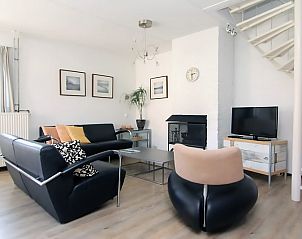 Gezellige woonkamer in Vakantiehuis D 706, De Cocksdorp, Texel met moderne inrichting en comfortabele zithoek.