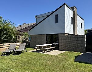 Geniet van het zonnige terras van Vakantiehuis A 301 in De Cocksdorp, Texel, Waddeneilanden, omringd door groene natuur.
