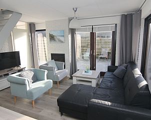 Gezellige woonkamer in Vakantiehuis A 301 in De Cocksdorp, Texel. Comfortabele zithoek en veel natuurlijk licht in dit vakantiehuis op de Waddeneilanden.