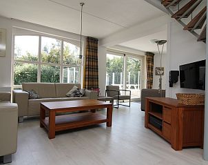 Gezellige woonkamer van Vakantiehuis G 769 in De Cocksdorp, Texel met ruime zithoek en uitzicht op de groene tuin.