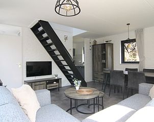 Gezellige woonkamer van Vakantiehuis A 359 in De Cocksdorp, Texel, met moderne inrichting en comfortabele zithoek.