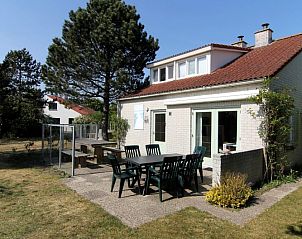 Vacation home D 633 in De Cocksdorp, Texel offers a sunny terrace with garden furniture, ideal for relaxation on the Wadden Islands.