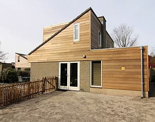 Vakantiehuis A 075 in De Cocksdorp, Texel, Waddeneilanden biedt een moderne buitenkant met ruime veranda voor een ontspannen verblijf.