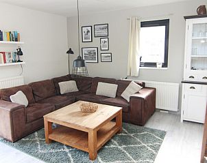 Gezellige woonkamer in Vakantiehuis A 051, De Cocksdorp, Texel, met comfortabele zithoek en sfeervolle inrichting op de Waddeneilanden.