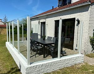 Genieen Sie einen sonnigen Tag auf der Terrasse des Ferienhauses D 657 in De Cocksdorp, Texel. Entspannen Sie sich in diesem charmanten Wattenmeer-Ferienhaus.