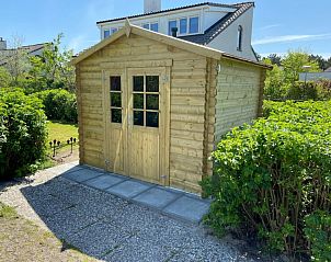 Gartenhaus aus Holz im Ferienhaus D 657 in De Cocksdorp, Texel, umgeben von grner Natur auf den Watteninseln.