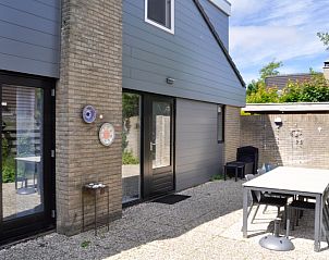 Geniet van het zonnige terras bij Vakantiehuis B 043 in De Cocksdorp, Texel. Ontspan in de rustige omgeving van de Waddeneilanden.