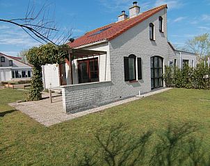 Vakantiehuis D 475 in De Cocksdorp, Texel biedt een charmante buitenruimte met terras en groene tuin, ideaal voor ontspanning op de Waddeneilanden.