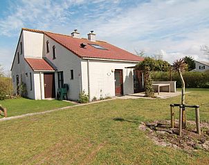 Vakantiehuis D 475 in De Cocksdorp, Texel, biedt een ruim verblijf met zonnige tuin en terras, ideaal voor een ontspannen vakantie op de Waddeneilanden.