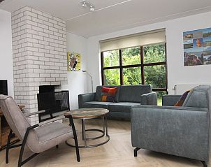 Gezellige woonkamer van Vakantiehuis D 475 in De Cocksdorp, Texel, met moderne meubels en uitzicht op de groene natuur van de Waddeneilanden.