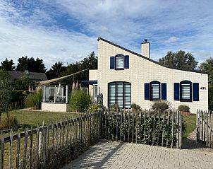 Vakantiehuis F 471 in De Cocksdorp, Texel biedt een charmante buitenzijde met ruime tuin en terras, ideaal voor een ontspannen eilandverblijf.