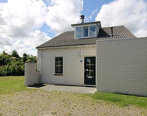 Vakantiehuis F 808 in De Cocksdorp, Texel biedt rustieke charme met een uitnodigende gevel te midden van de prachtige Waddeneilanden.