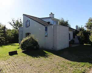 Vacation home F 684 in De Cocksdorp, Texel, surrounded by green nature and rustic garden, ideal for a relaxing stay on the Wadden Islands.