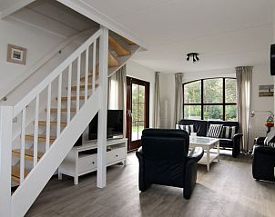 Gezellige woonkamer van Vakantiehuis F 575 in De Cocksdorp, Texel, met comfortabele zitruimte en uitzicht op de natuur van de Waddeneilanden.