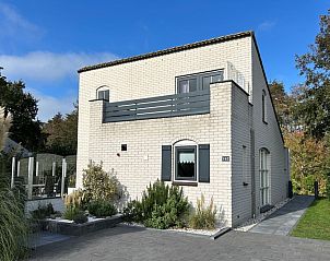 Vakantiehuis F 742 in De Cocksdorp, Texel, biedt een charmante buitenkant met moderne architectuur en een uitnodigend terras.