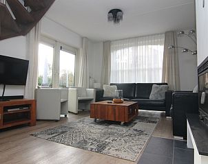 Gezellige woonkamer van Vakantiehuis F 742 in De Cocksdorp, Texel. Knusse zithoek met moderne inrichting en veel daglicht.