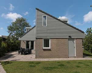 Vakantiehuis G 263 in De Cocksdorp, Texel, biedt een charmante buitenkant met terras, ideaal voor een ontspannen verblijf op de Waddeneilanden.