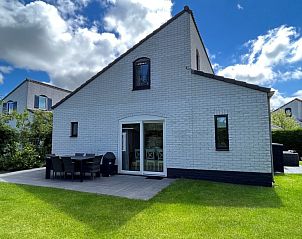 Geniet van de ruime tuin en het zonnige terras van Vakantiehuis E 545 in De Cocksdorp, Texel, ideaal voor een ontspannen verblijf op de Waddeneilanden.