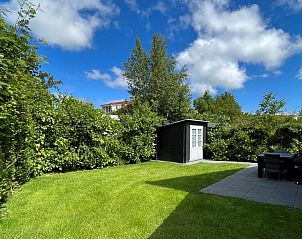 Geniet van de serene tuin van Vakantiehuis E 545 in De Cocksdorp, Texel. Ontspan in de groene omgeving van deze comfortabele vakantiewoning.