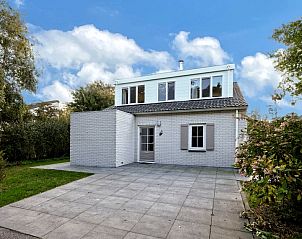 Vakantiehuis F 682 in De Cocksdorp, Texel, biedt een charmant verblijf met een ruim terras omringd door natuur op de Waddeneilanden.