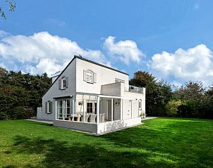 Vakantiehuis F 682 in De Cocksdorp, Texel, biedt een ruime tuin en moderne architectuur voor een ontspannen verblijf op de Waddeneilanden.