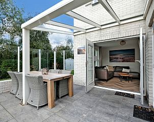 Geniet van de zonnige veranda van Vakantiehuis F 682 in De Cocksdorp, Texel, met een prachtig uitzicht op de natuur van de Waddeneilanden.