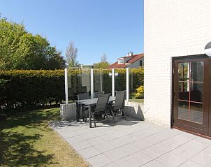 Geniet van het zonnige terras bij Vakantiehuis E 407 in De Cocksdorp, Texel. Ontspan in de rustige omgeving van de Waddeneilanden.