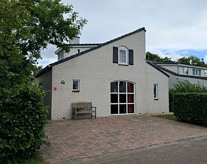 Vakantiehuis E 539 in De Cocksdorp, Texel, biedt een charmante buitenkant met een uitnodigend terras en groene omgeving op de Waddeneilanden.