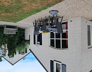 Buitenterras van Vakantiehuis E 539 in De Cocksdorp, Texel met comfortabele zitplaatsen, ideaal voor ontspanning op de Waddeneilanden.