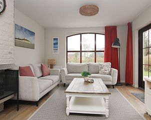 Gezellige woonkamer van Vakantiehuis E 539 in De Cocksdorp, Texel. Comfortabele zithoek met uitzicht op de tuin op de Waddeneilanden.
