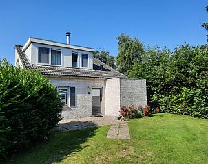 Vakantiehuis F 654 in De Cocksdorp, Texel, Waddeneilanden, omgeven door groene natuur en een zonnig terras voor een ontspannen verblijf.