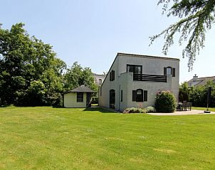 Vakantiehuis F 775 in De Cocksdorp, Texel, biedt een ruim terras en groene tuin voor een ontspannen verblijf op de Waddeneilanden.