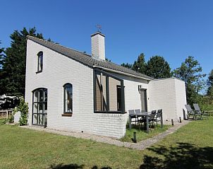 Vakantiehuis F 567 in De Cocksdorp, Texel, biedt rustieke charme met een zonnig terras en groene omgeving op de Waddeneilanden.