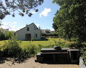 Vakantiehuis F 567 in De Cocksdorp, Texel biedt een serene tuin met uitzicht op het groene landschap van de Waddeneilanden.
