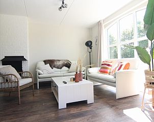 Gezellige woonkamer van Vakantiehuis F 567 in De Cocksdorp, Texel. Comfortabele zitruimte met veel natuurlijk licht en moderne inrichting.