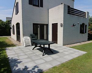 Vakantiehuis E 571 in De Cocksdorp, Texel met een ruim terras en groene tuin, ideaal voor een ontspannen verblijf op de Waddeneilanden.