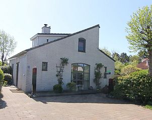 Vakantiehuis E 636 in De Cocksdorp, Texel, biedt een charmante buitenkant met groene omgeving op de Waddeneilanden.