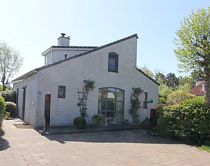 Vakantiehuis E 636 in De Cocksdorp, Texel, biedt een charmante buitenkant omgeven door groen en rust op de Waddeneilanden.