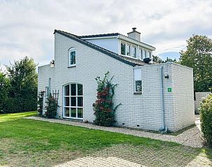 Vakantiehuis F 647 in De Cocksdorp, Texel, biedt een serene verblijfservaring met een charmante buitenkant en groene omgeving op de Waddeneilanden.