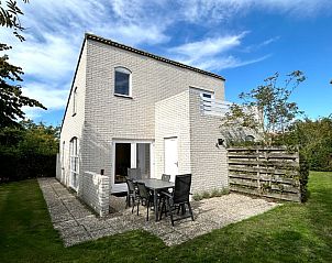 Geniet van de rust op het terras van Vakantiehuis F 647 in De Cocksdorp, Texel, omringd door de prachtige natuur van de Waddeneilanden.