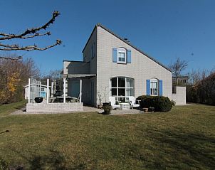 Vakantiehuis F 691 in De Cocksdorp, Texel, biedt een ruime tuin en zonnig terras voor een ontspannen verblijf op de Waddeneilanden.