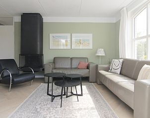 Stijlvolle woonkamer in Vakantiehuis F 691, De Cocksdorp, Texel met comfortabele banken en moderne inrichting, ideaal voor ontspanning.